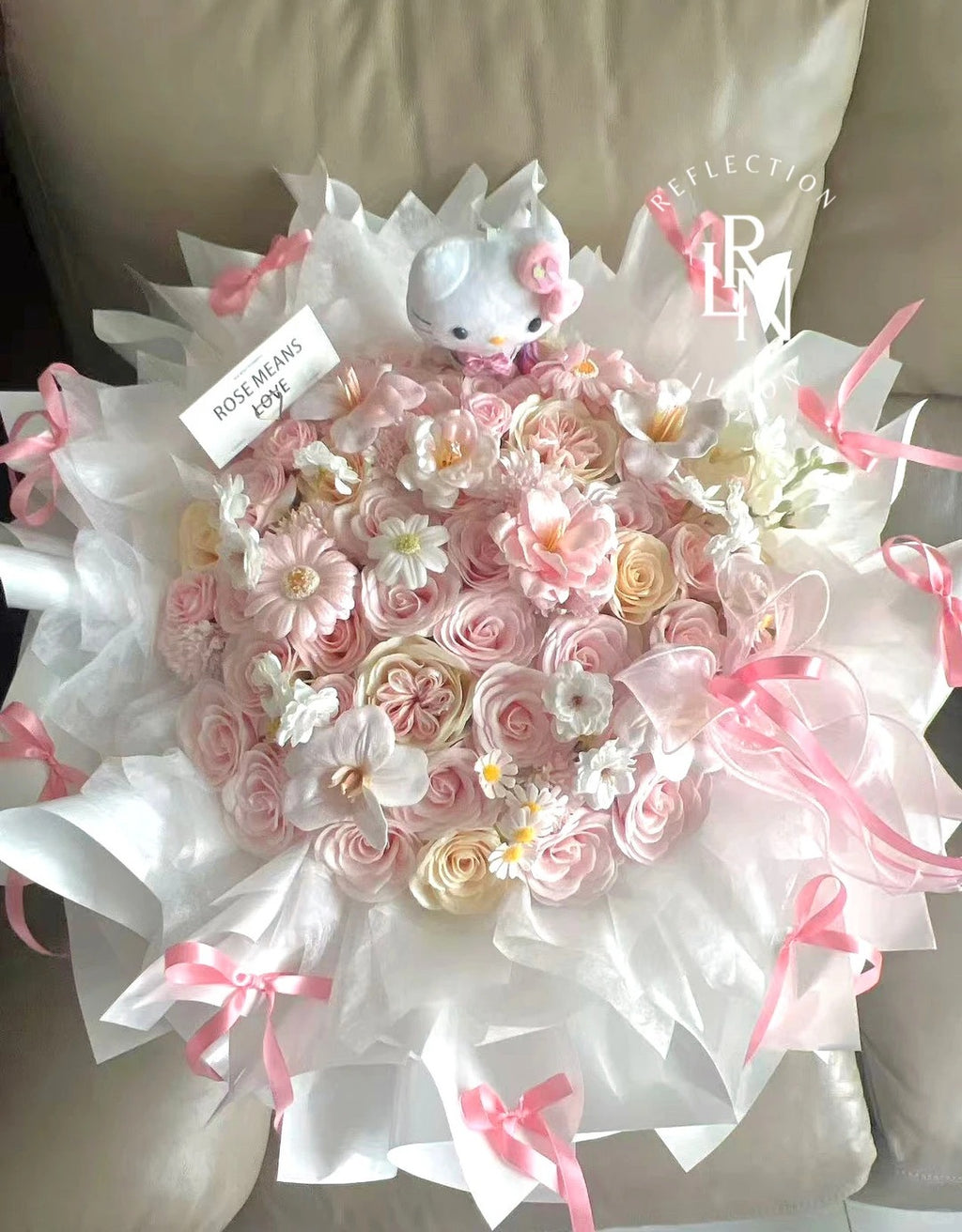 Hello Kitty bouquets/soap roses/romantic gifts for friends' birthdays and anniversaries