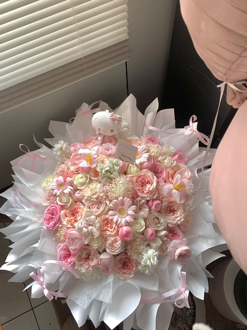 Hello Kitty bouquets/soap roses/romantic gifts for friends' birthdays and anniversaries