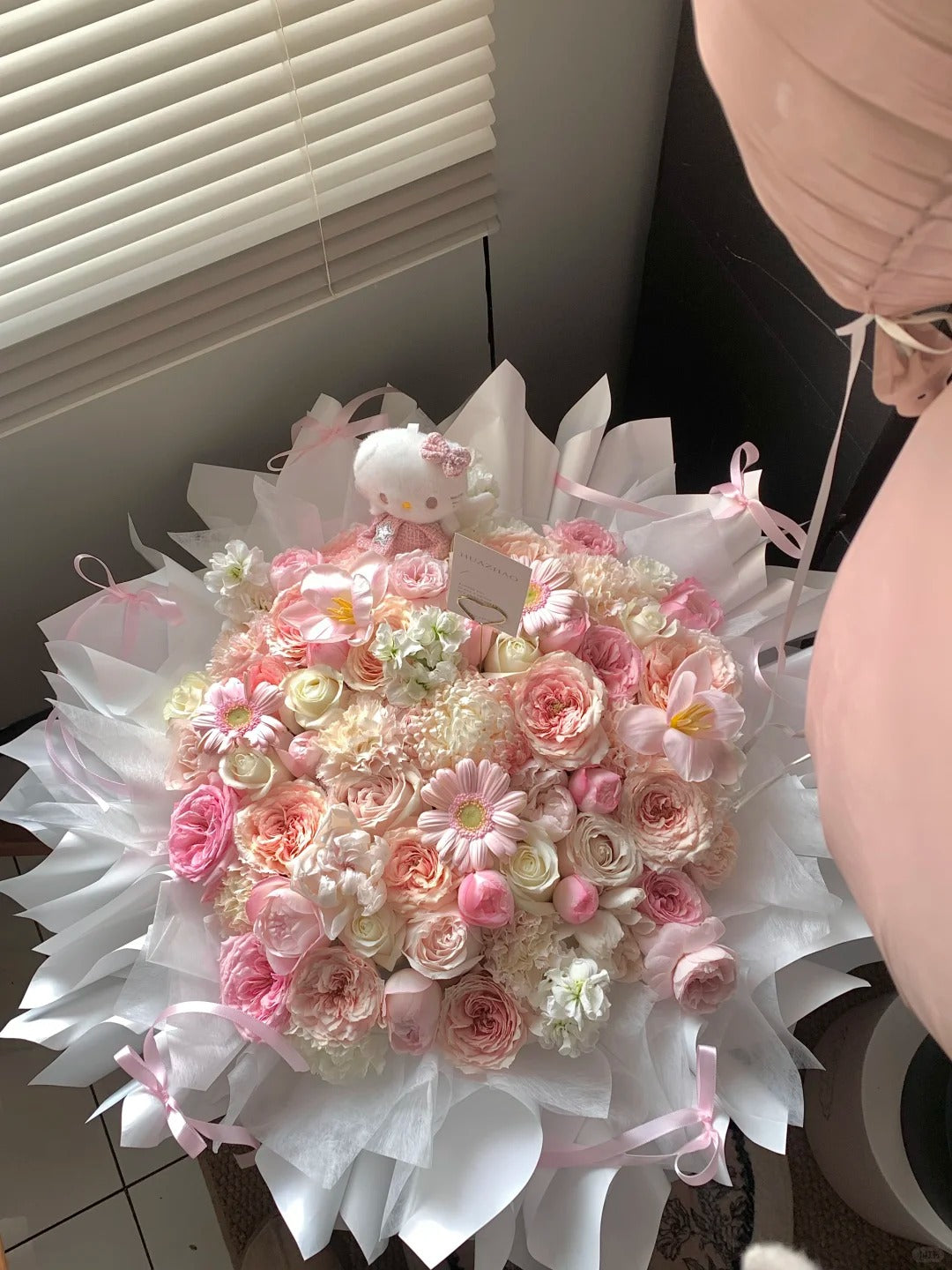 Hello Kitty bouquets/soap roses/romantic gifts for friends' birthdays and anniversaries
