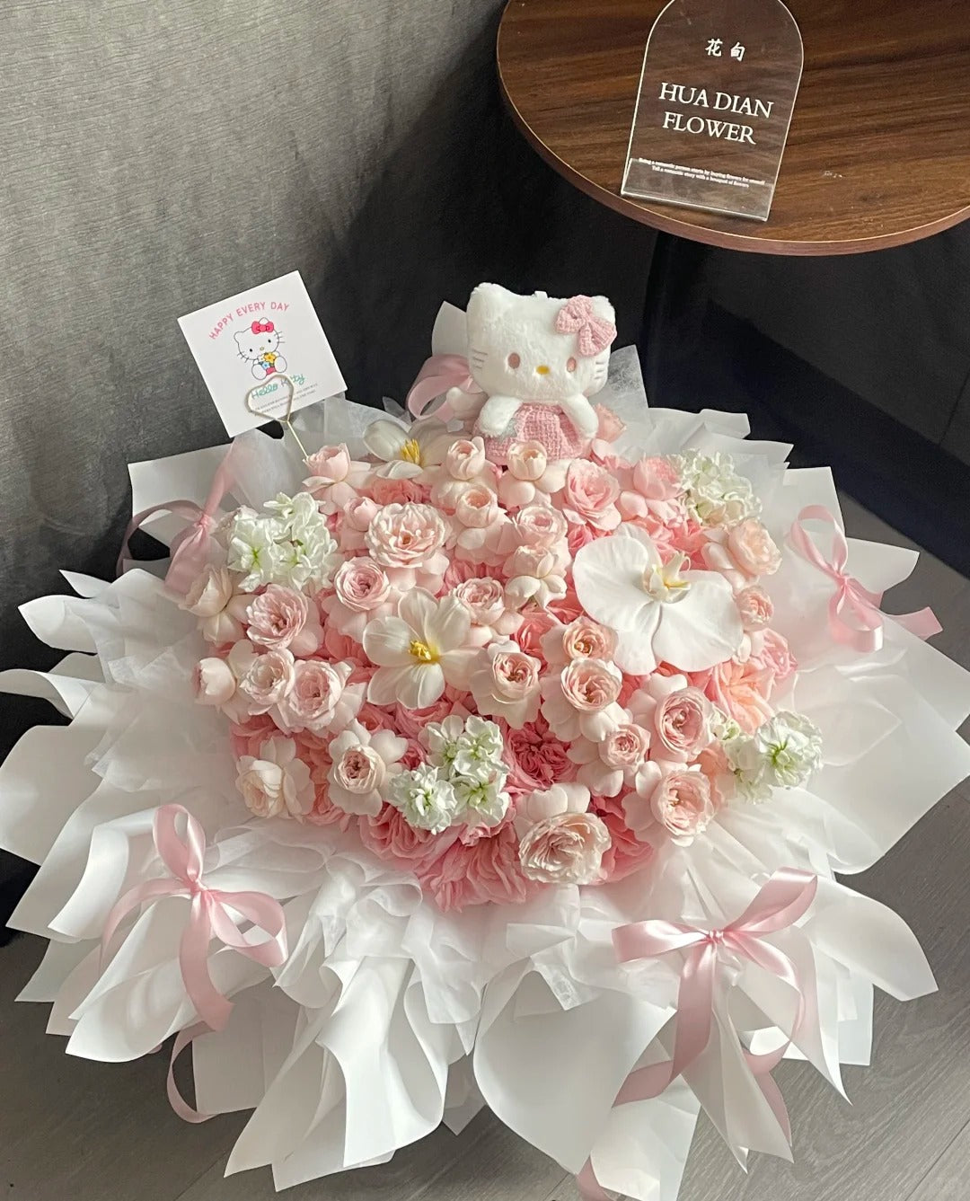 Hello Kitty bouquets/soap roses/romantic gifts for friends' birthdays and anniversaries