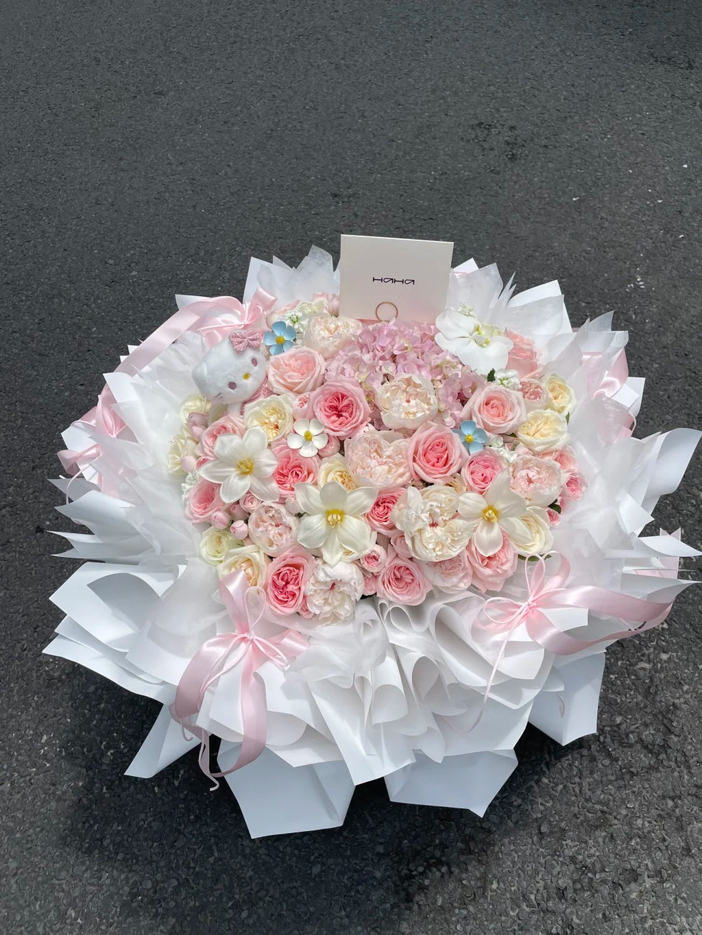 Hello Kitty bouquets/soap roses/romantic gifts for friends' birthdays and anniversaries
