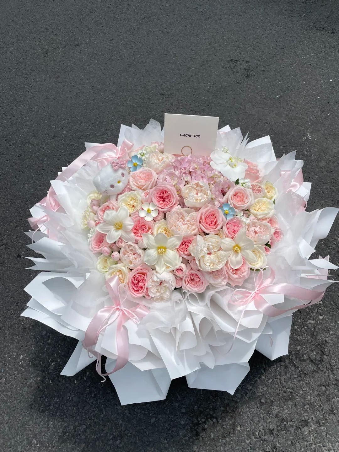 Hello Kitty bouquets/soap roses/romantic gifts for friends' birthdays and anniversaries