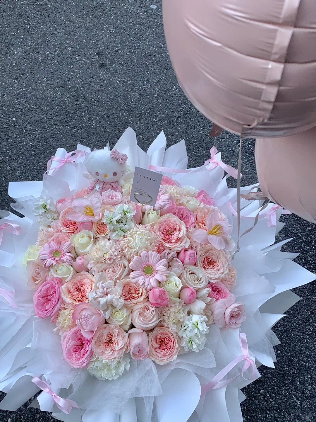 Hello Kitty bouquets/soap roses/romantic gifts for friends' birthdays and anniversaries