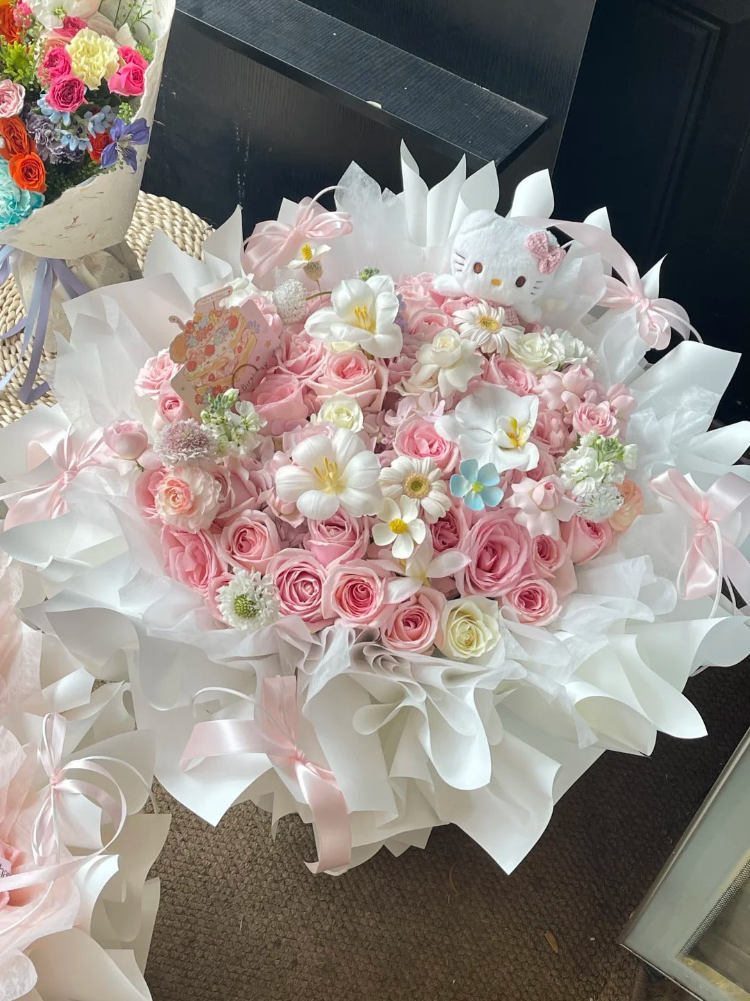 Hello Kitty bouquets/soap roses/romantic gifts for friends' birthdays and anniversaries