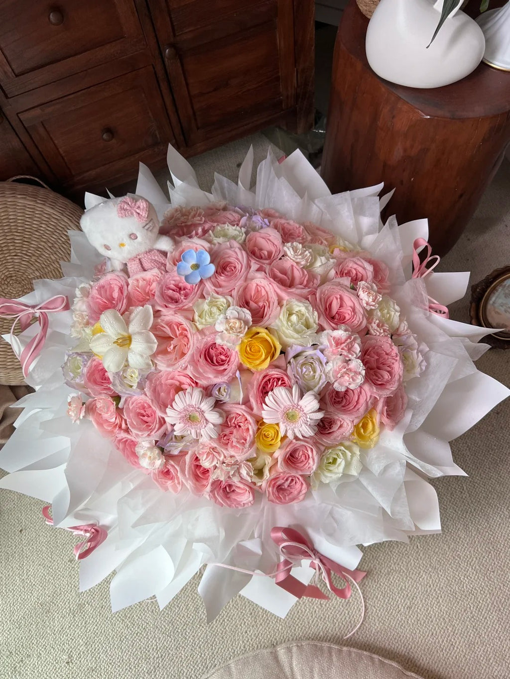 Hello Kitty bouquets/soap roses/romantic gifts for friends' birthdays and anniversaries