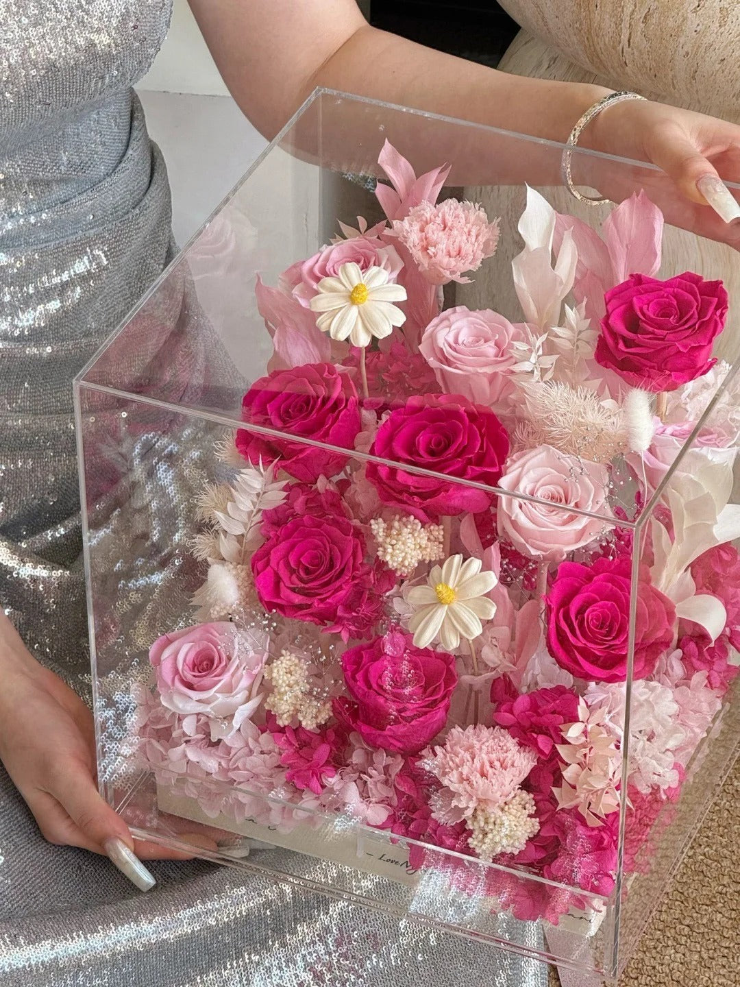 Preserved flowers/Summer romance flower box - a perfect anniversary or birthday gift for your loved one.