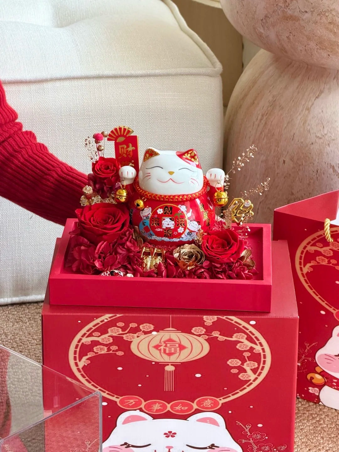 Lucky cat gift box/ flower box/ roses - an essential mascot for new store openings