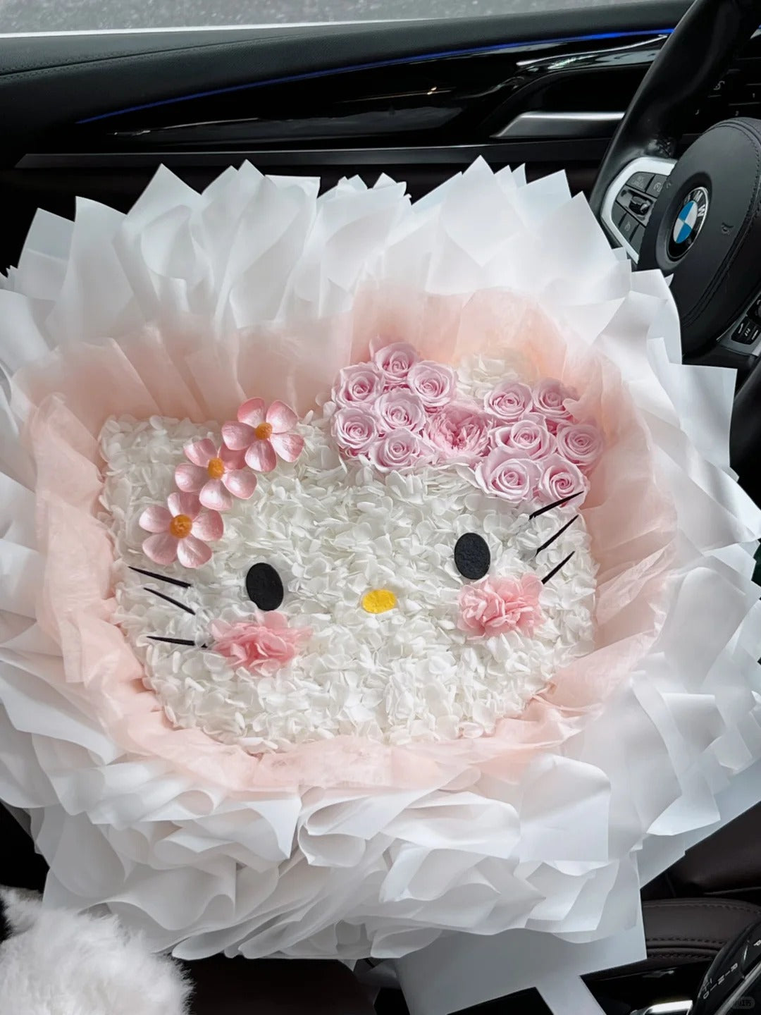 Preserved roses and Hello Kitty preserved flowers are perfect gifts for loved ones and family